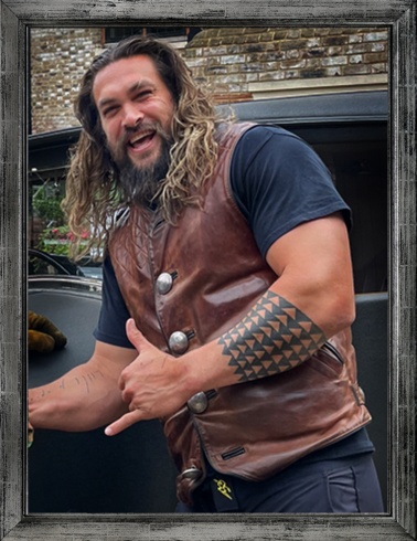 Jason Momoa traegt Wildfang Design Weste