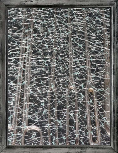 Crash glass plate with operating cutlery